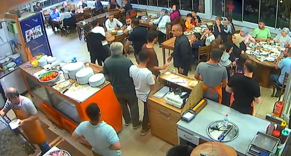 Savcı ve ailesine restoranda saldırı! 9 aylık bebekleri darbe aldı, gözaltılar var Savcı ve ailesine restoranda saldırı! 9 aylık bebekleri darbe aldı, çok sayıda gözaltı var - 3. Resim