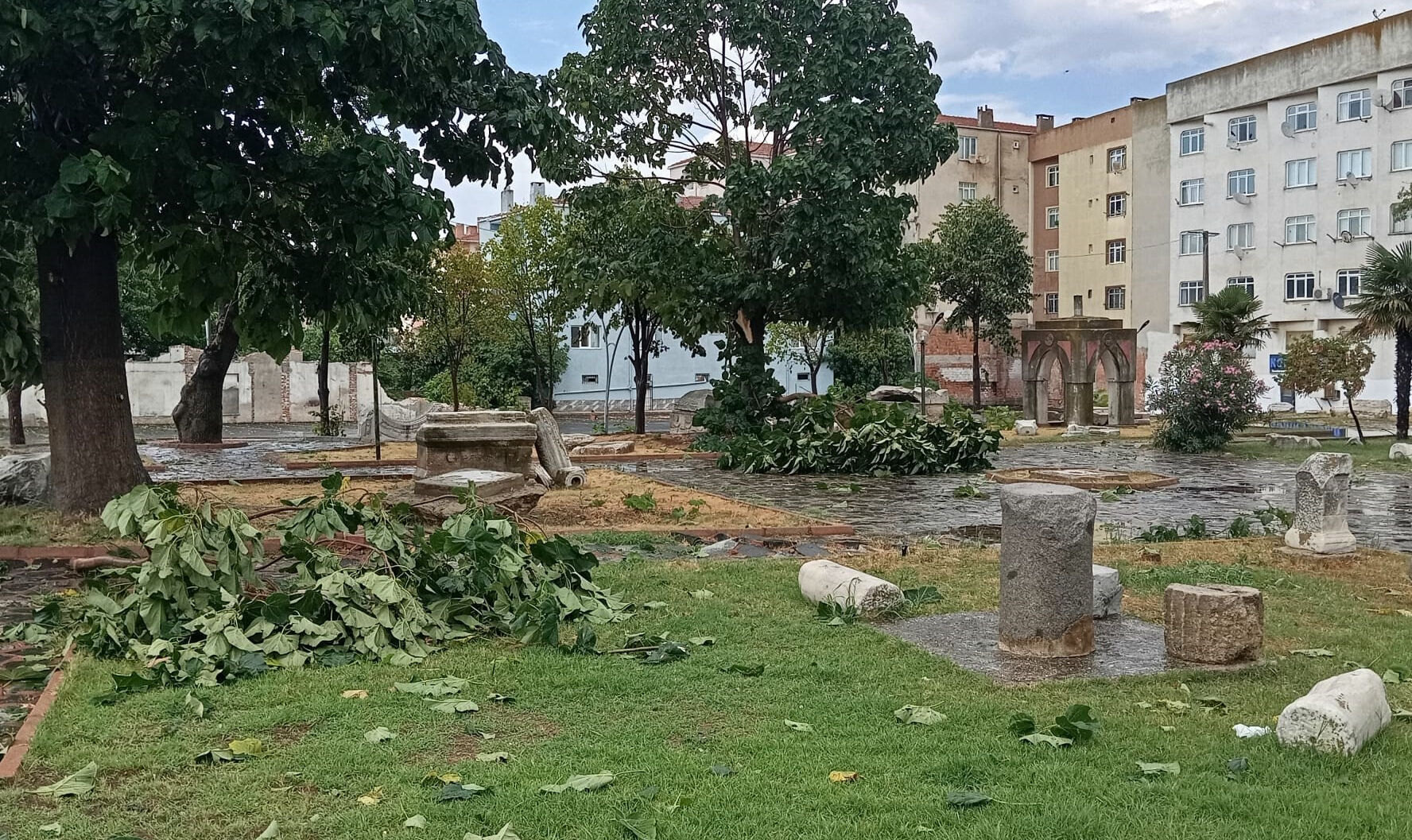 Tekirdağ’da fırtına! Çatılar uçtu, ağaçlar devrildi - 1. Resim