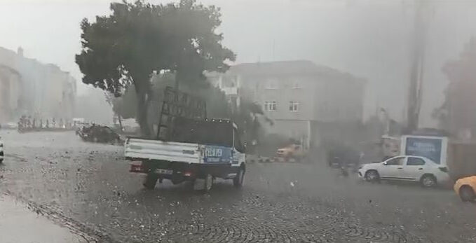 Tekirdağ’da fırtına! Çatılar uçtu, ağaçlar devrildi - 2. Resim