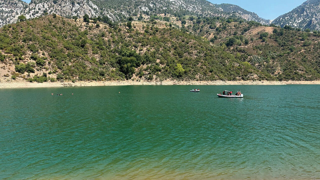 Adana'da baraj gölüne düşen helikopter için ilk çalışma yapıldı Adana'da baraj gölüne düşen helikopter için ilk çalışma yapıldı - 2. Resim