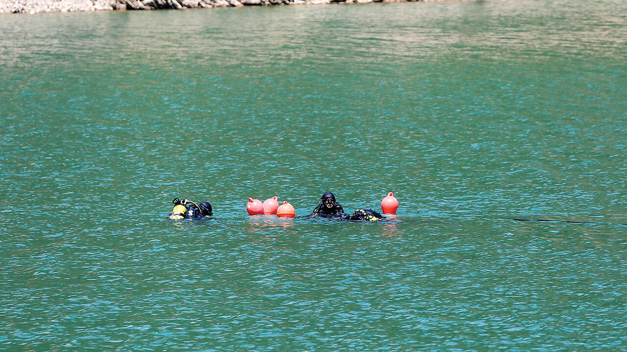 Adana'da baraj gölüne düşen helikopter için ilk çalışma yapıldı Adana'da baraj gölüne düşen helikopter için ilk çalışma yapıldı - 3. Resim