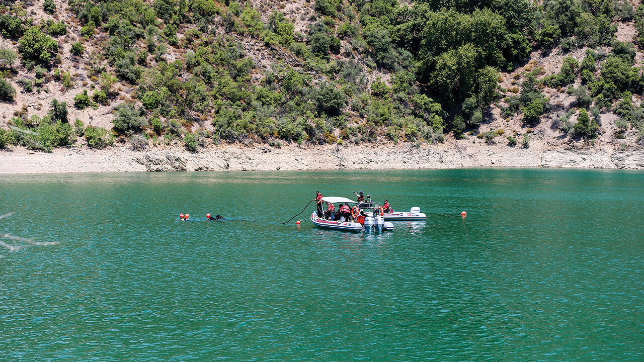 Adana'da baraj gölüne düşen helikopter için ilk çalışma yapıldı Adana'da baraj gölüne düşen helikopter için ilk çalışma yapıldı - 1. Resim