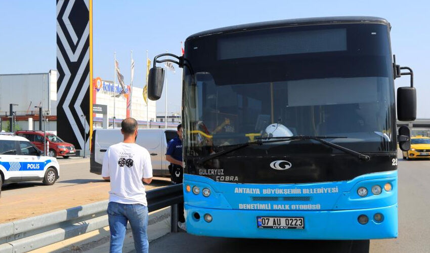 Antalya’da ilginç olay! Tartıştığı halk otobüsü şoförüne hayatının şokunu yaşattı - 1. Resim
