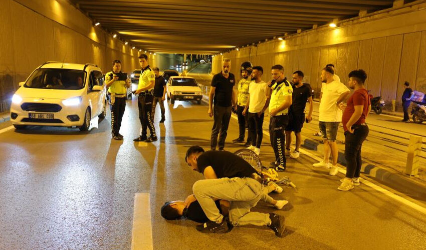 Babanın çaresizliği yürekleri dağladı! Ambulansın camından dakikalarca oğlunu izledi - 2. Resim