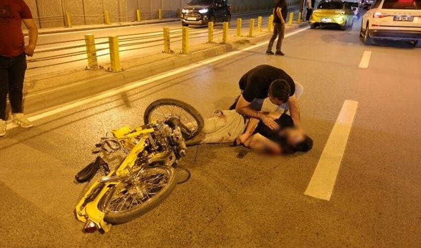 Babanın çaresizliği yürekleri dağladı! Ambulansın camından dakikalarca oğlunu izledi - 1. Resim