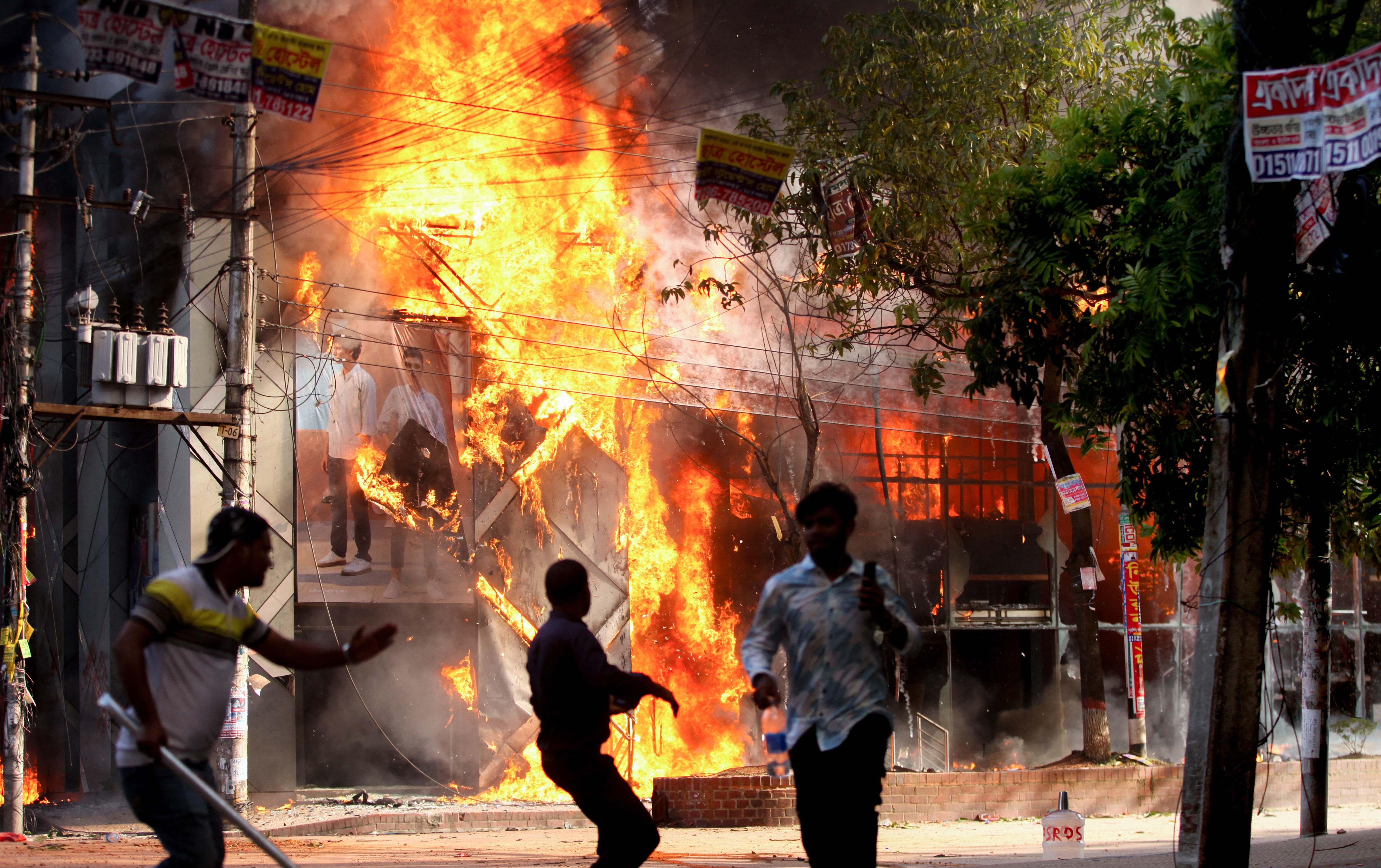 Başbakan kaçtı, geride onlarca can kaybı var! Bangladeş'te halk kurucu Muciburrahman'ın heykellerini yıkıyor - 2. Resim