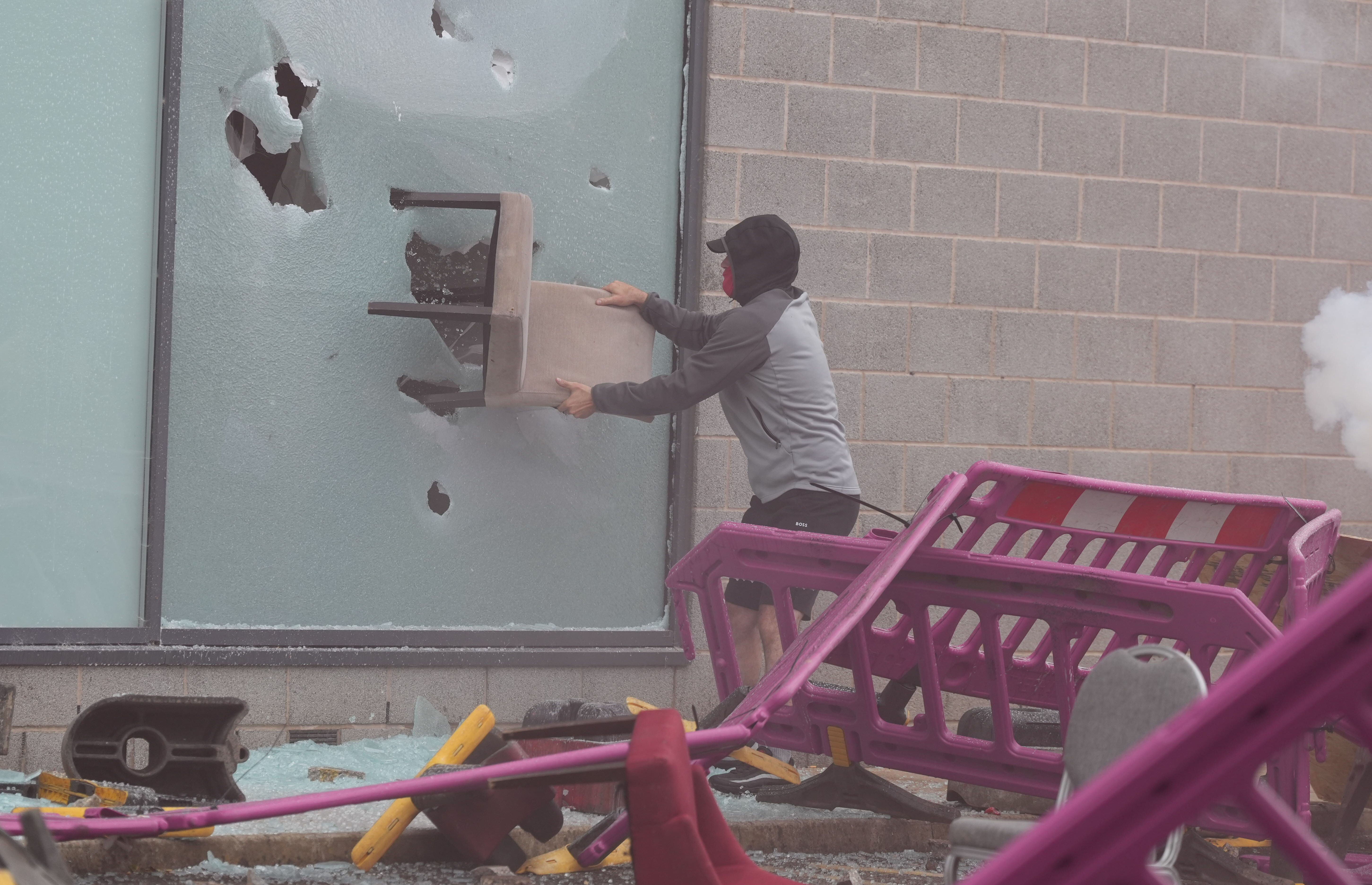 İngiltere kaynıyor! Aşırı sağcılar ve ırkçılık karşıtları birbirine girdi İngiltere kaynıyor! Aşırı sağcılar ve ırkçılık karşıtları birbirine girdi - 1. Resim