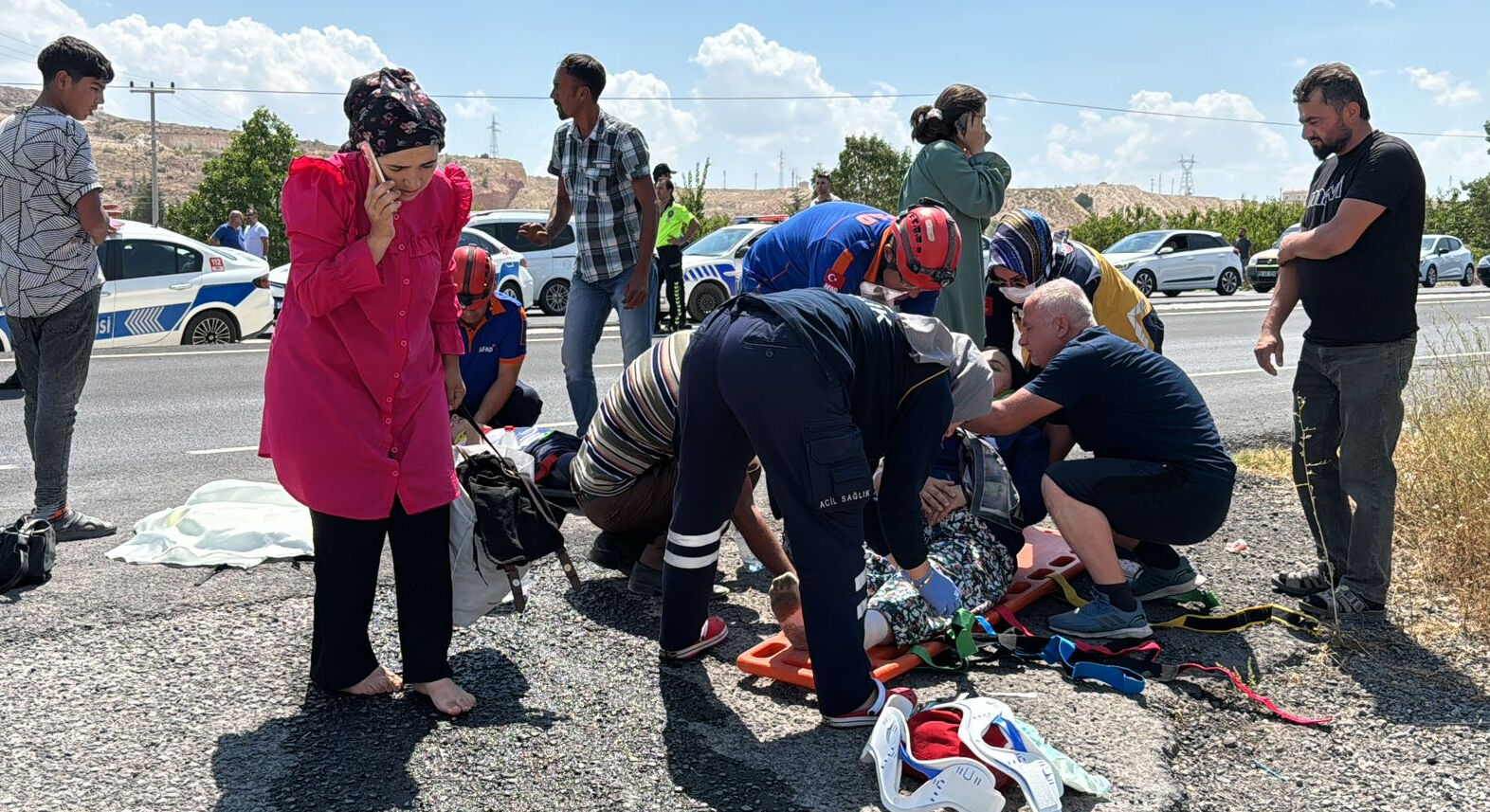 Minibüs ile otomobilin çarpıştığı kazada 13 kişi yaralandı Minibüs ile otomobilin çarpıştığı kazada 13 kişi yaralandı - 1. Resim