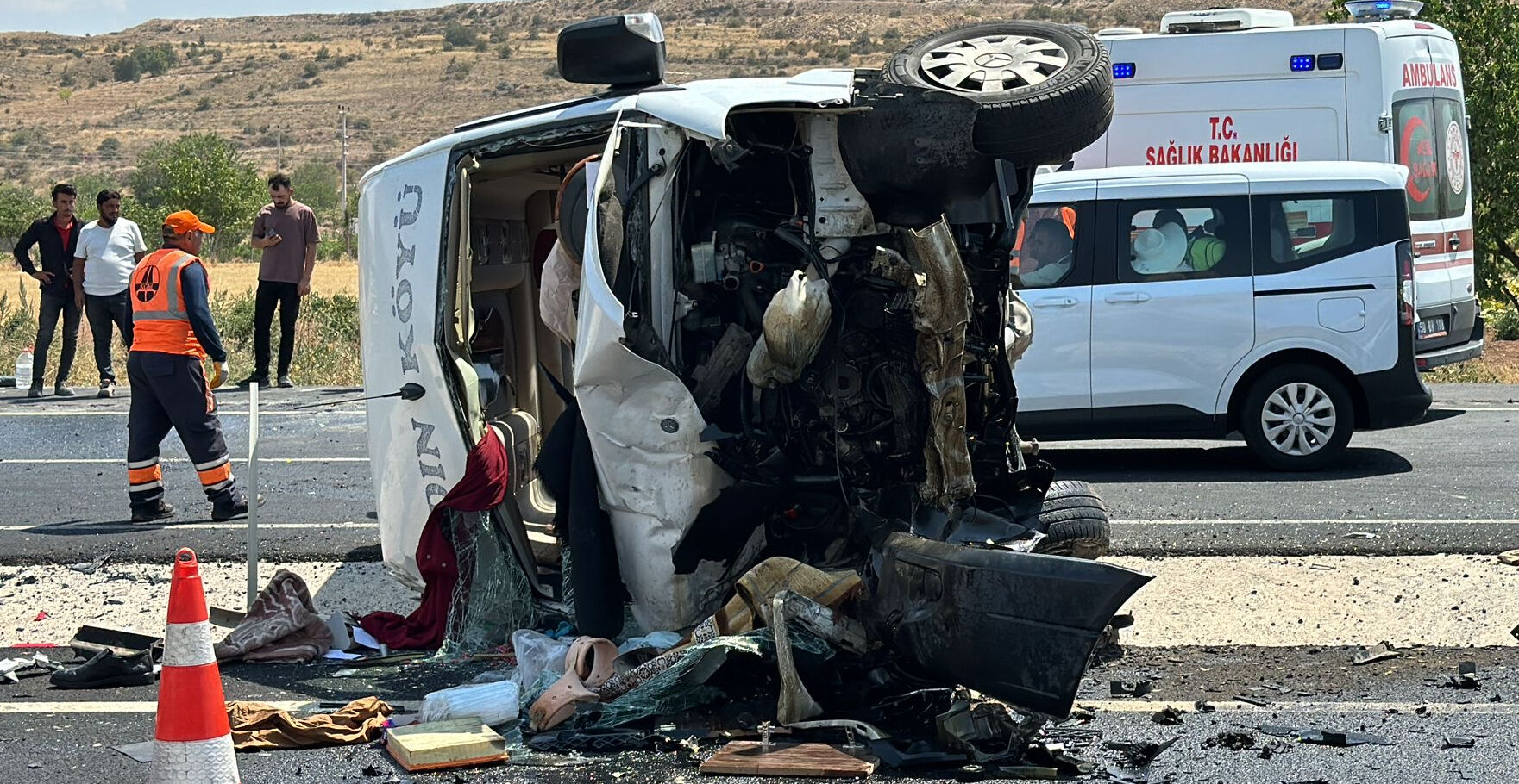 Minibüs ile otomobilin çarpıştığı kazada 13 kişi yaralandı Minibüs ile otomobilin çarpıştığı kazada 13 kişi yaralandı - 2. Resim