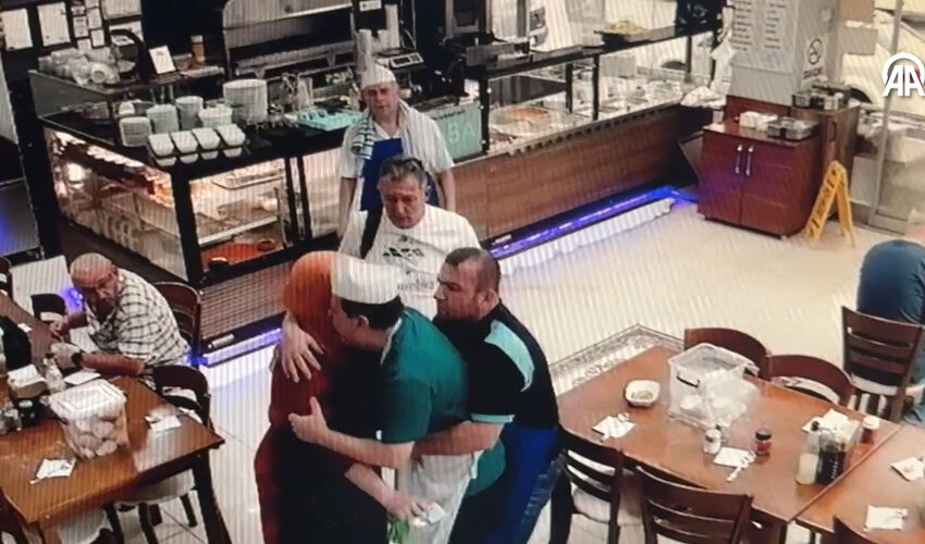 Saniye saniye kamerada: Boğazına ekmek parçası kaçtı, arkadaşı hayatını kurtardı! - 1. Resim