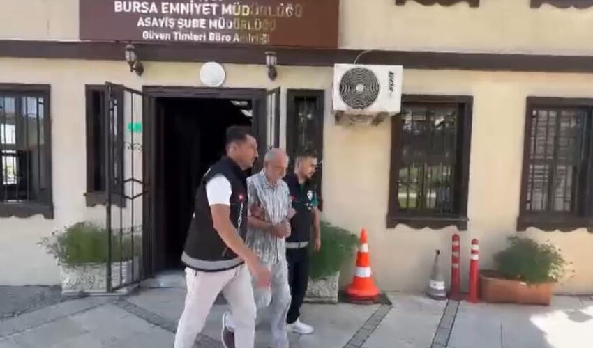 Seyyar satıcıların &lsquo;yer&rsquo; kavgası! Canını 44 numara ayakkabısı kurtardı - 4. Resim