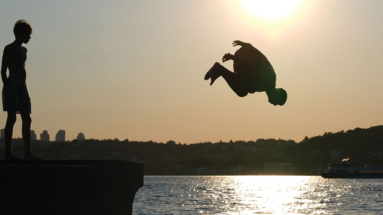 Sıcaktan bunalan İstanbullular Beykoz sahilinde denize girdi Sıcaktan bunalan İstanbullular Beykoz sahilinde denize girdi - 1. Resim