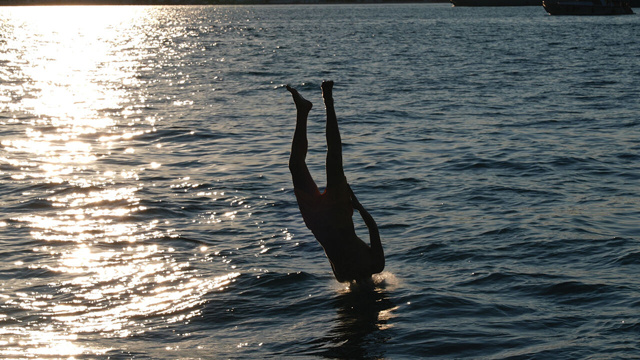 Sıcaktan bunalan İstanbullular Beykoz sahilinde denize girdi Sıcaktan bunalan İstanbullular Beykoz sahilinde denize girdi - 2. Resim