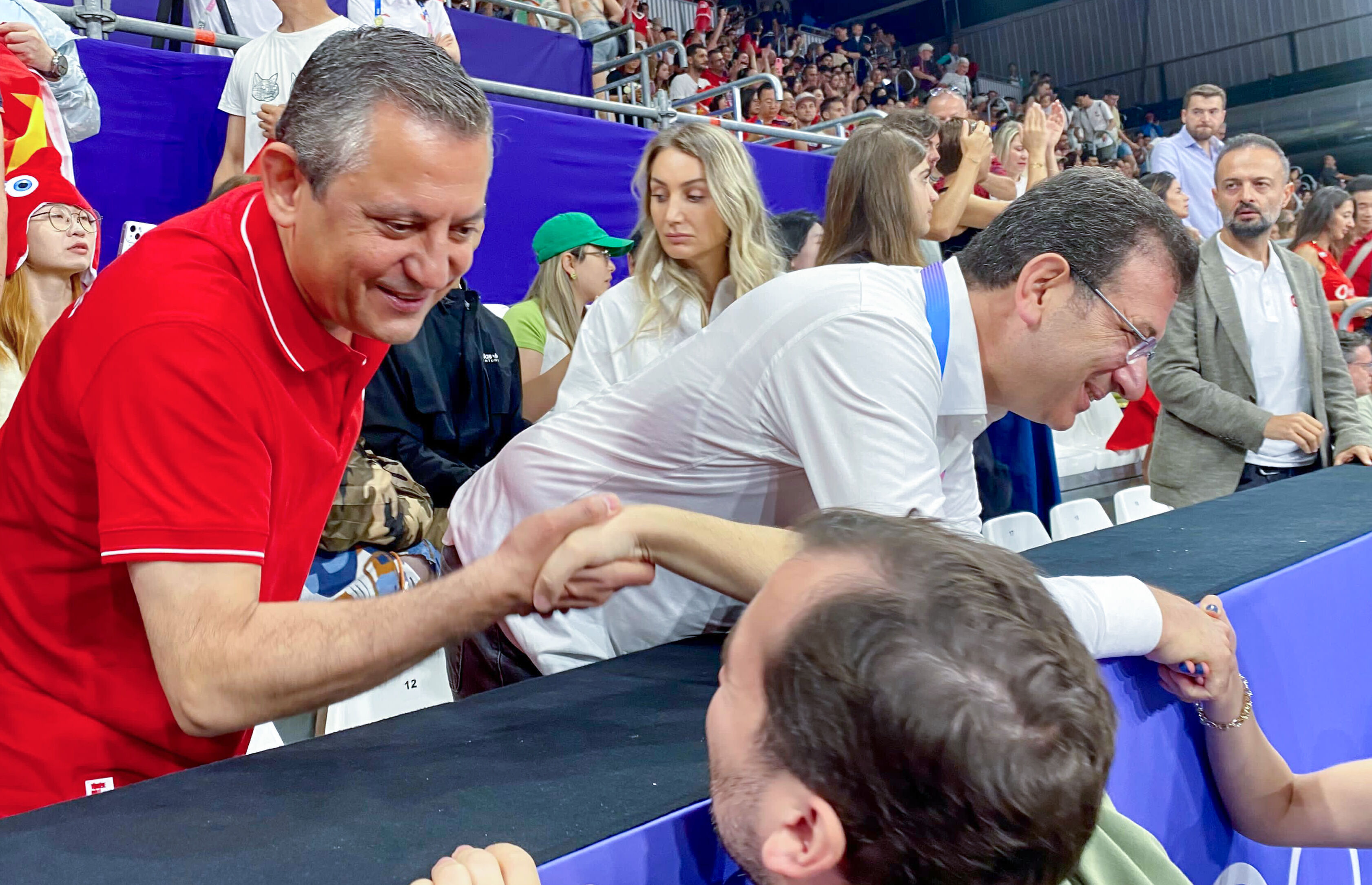 Üçü birden sevindi, Özel'in elleri havada kaldı! Sosyal medya bu anları konuşuyor Üçü birden sevindi, Özel'in elleri havada kaldı! Sosyal medya bu anları konuşuyor - 1. Resim