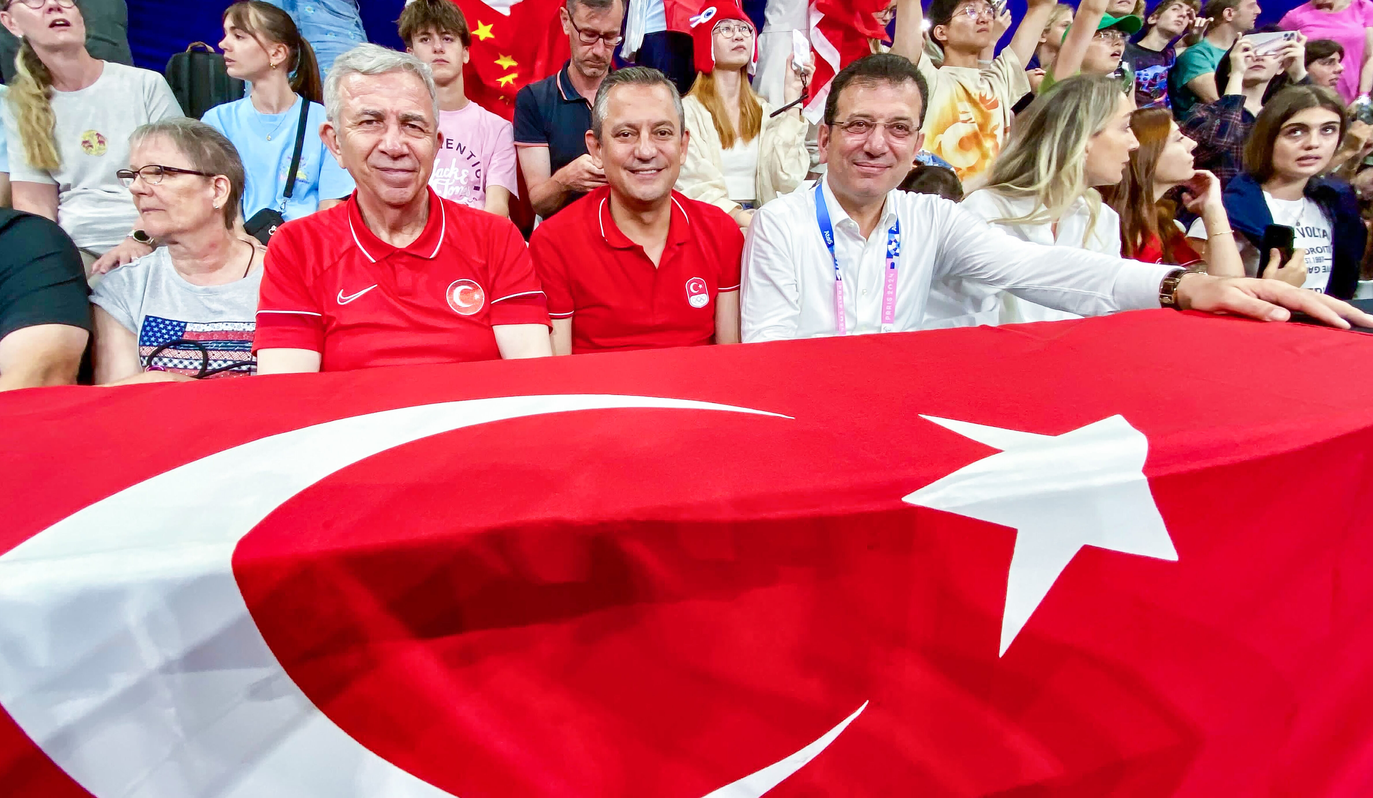 Üçü birden sevindi, Özel'in elleri havada kaldı! Sosyal medya bu anları konuşuyor Üçü birden sevindi, Özel'in elleri havada kaldı! Sosyal medya bu anları konuşuyor - 1. Resim