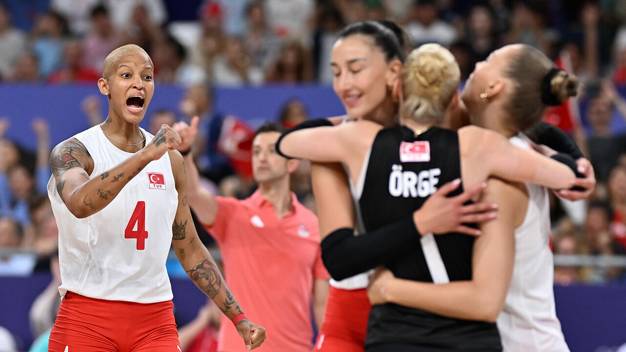 Acı, gözyaşı ve zafer! Filenin Sultanları ilk kez olimpiyatlarda yarı finalde - 2. Resim