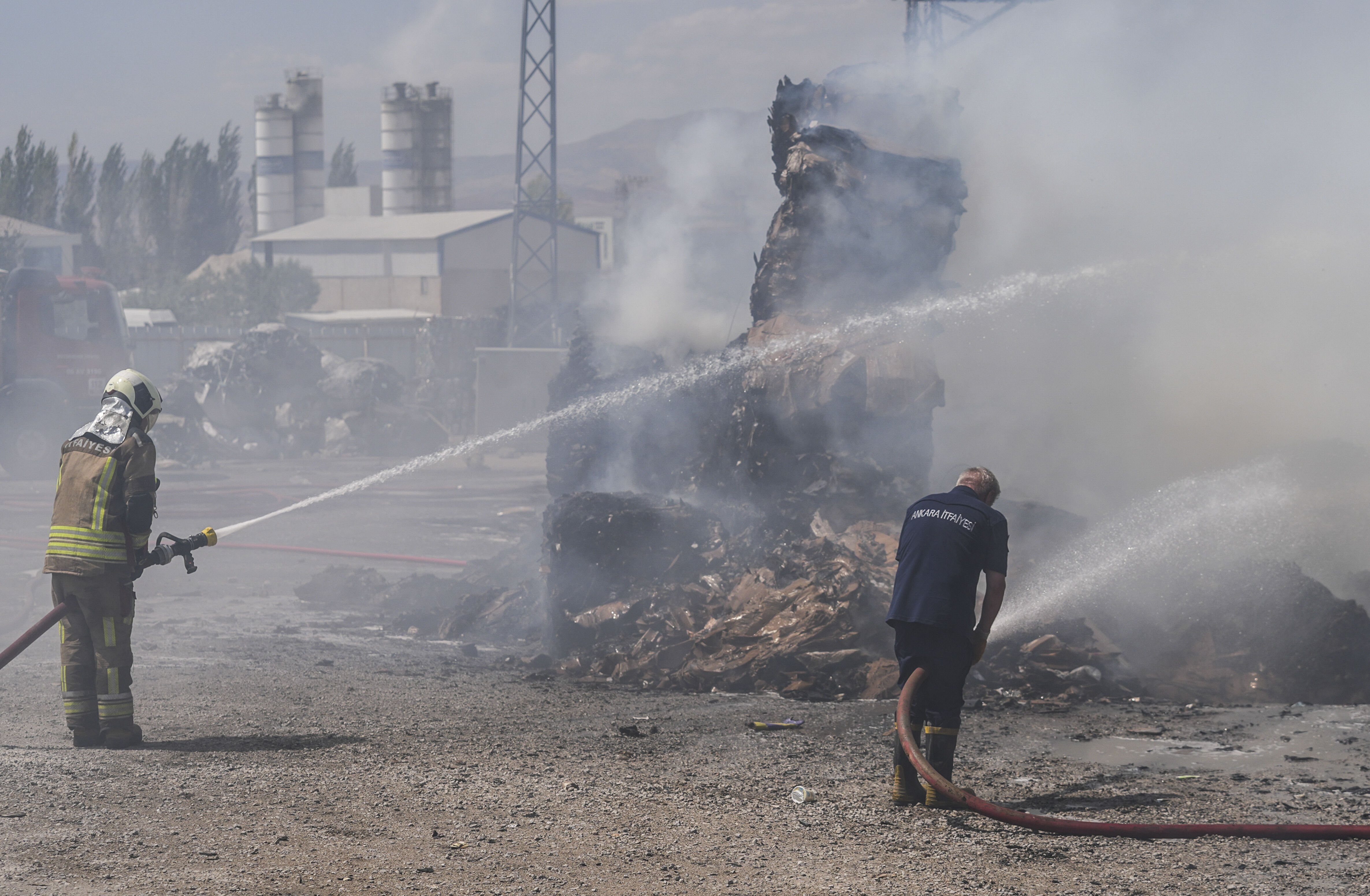 Ankara'da geri dönüşüm fabrikasında yangın! Ekipler müdahale ediyor Ankara'da geri dönüşüm fabrikasında yangın! Ekipler müdahale ediyor - 1. Resim