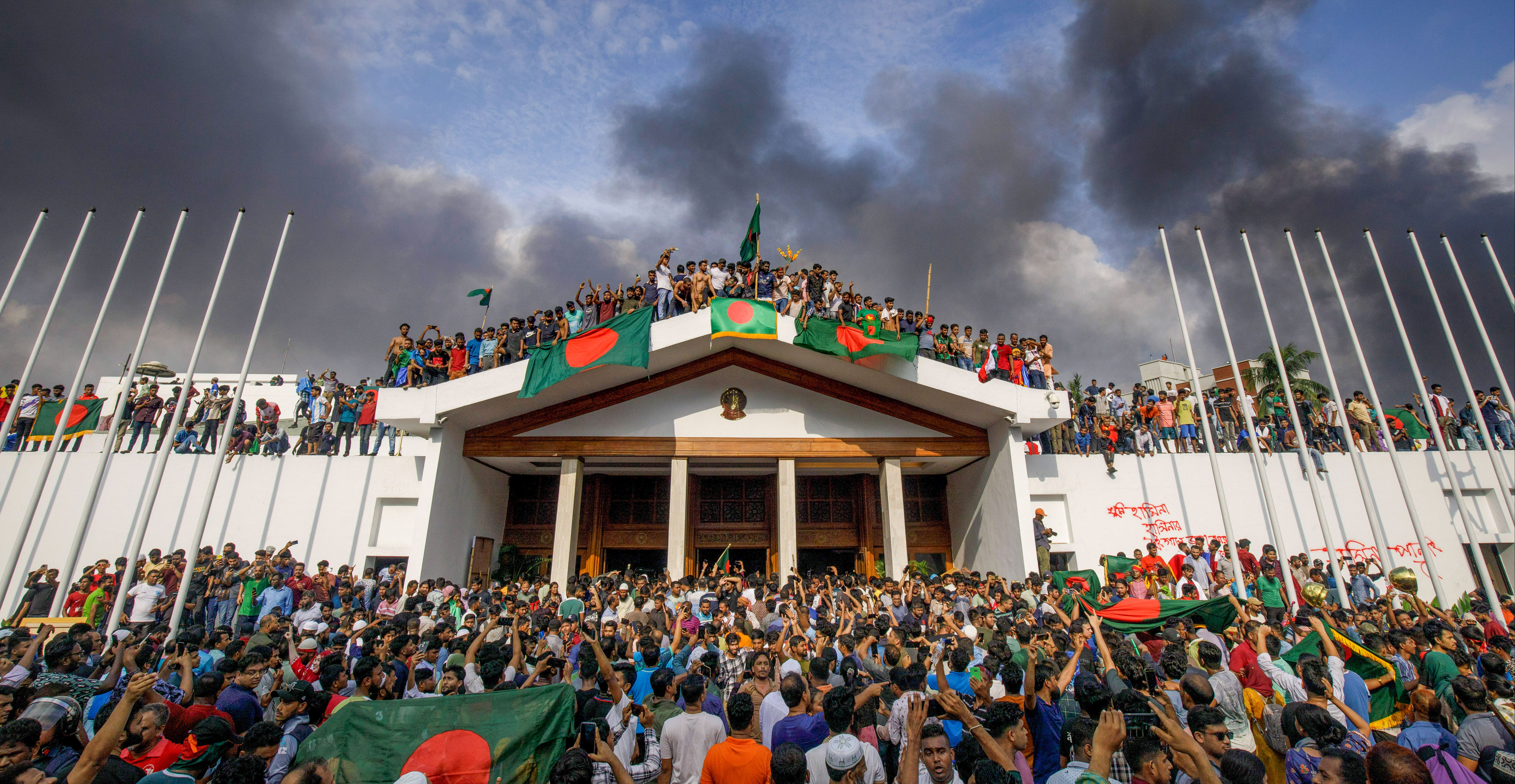 Bangladeş'te bir devir kapandı! Halk heykelleri yıkıyor - 1. Resim