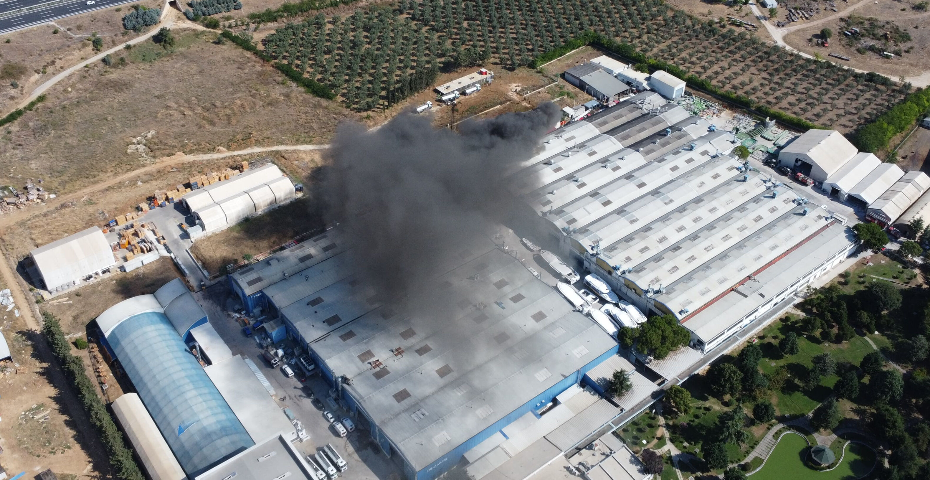Bursa'da yat üretim fabrikasında yangın! Alevler göğe yükseldi Bursa'da yat üretim fabrikasında yangın! Alevle göğe yükseldi - 1. Resim