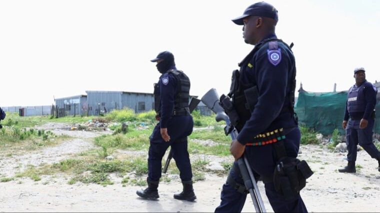 Güney Afrika polisi, banka aracını soymaya çalışan 8 çete üyesini öldürdü Güney Afrika polisi, banka aracını soymaya çalışan 8 çete üyesini öldürdü - 3. Resim