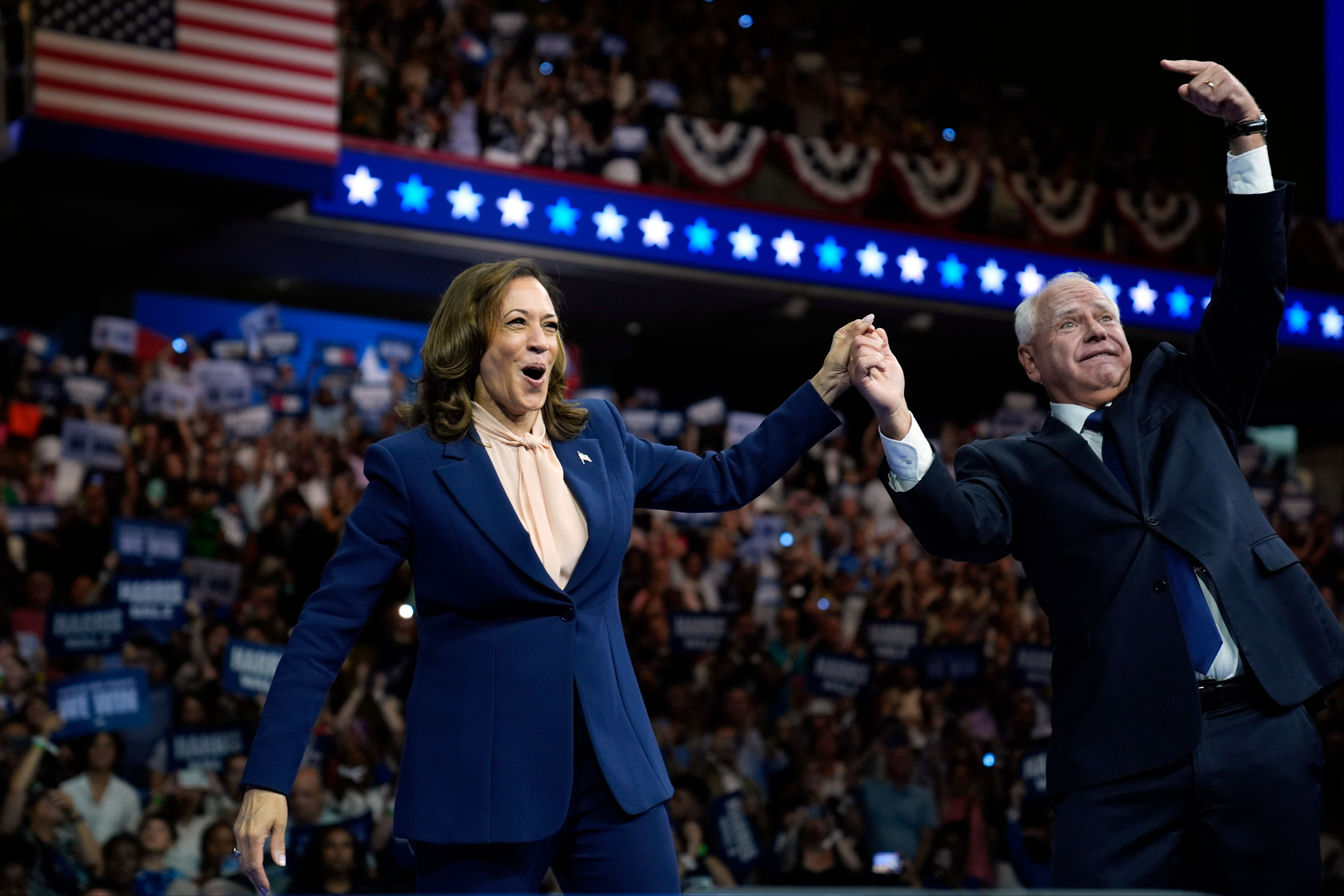 Kamala Harris ve Tim Walz'dan ilk miting: Trump ekonomiyi batırdı - 1. Resim