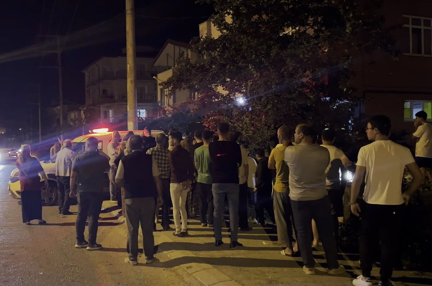 Kaynarca'yı karıştıran taciz! Halk camları taşladı, yabancı uyruklu şahıs tutuklandı - 1. Resim