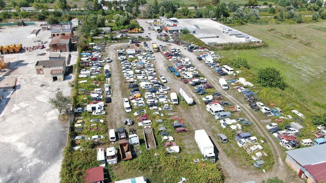 Kocaeli'de milyonlar çürümeye terkedildi! Yediemin otoparkı araç mezarlığına dönüşüyor Kocaeli'de milyonlar çürümeye terkedildi! Yediemin otoparkı araç mezarlığına dönüşüyor - 4. Resim