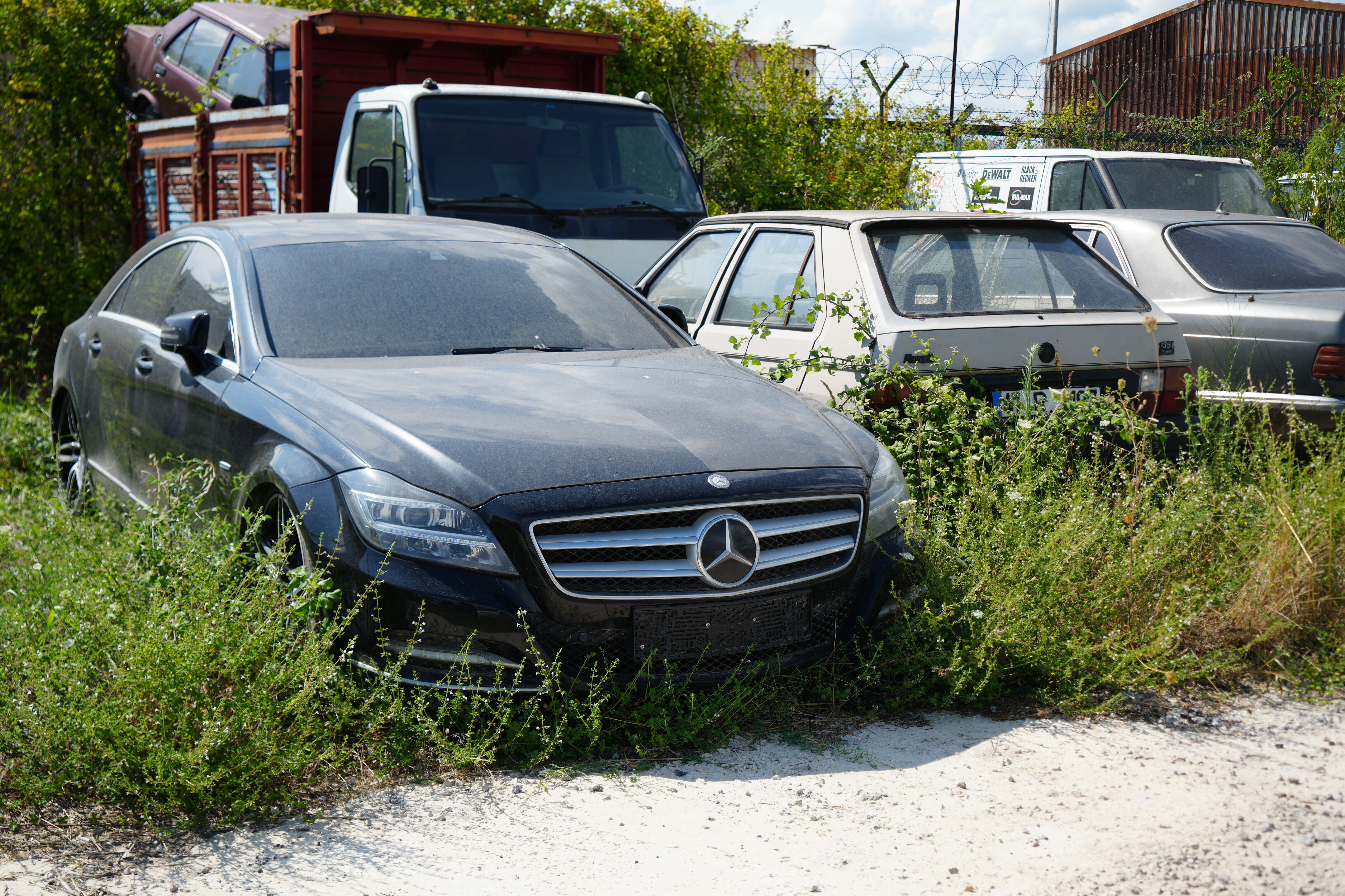 Kocaeli'de milyonlar çürümeye terkedildi! Yediemin otoparkı araç mezarlığına dönüşüyor Kocaeli'de milyonlar çürümeye terkedildi! Yediemin otoparkı araç mezarlığına dönüşüyor - 4. Resim