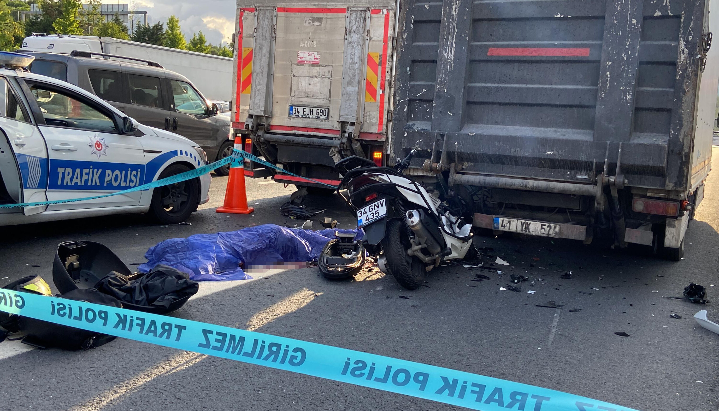 Motosiklet, park halindeki kamyonetin altına girdi! Sürücü feci şekilde can verdi - 1. Resim