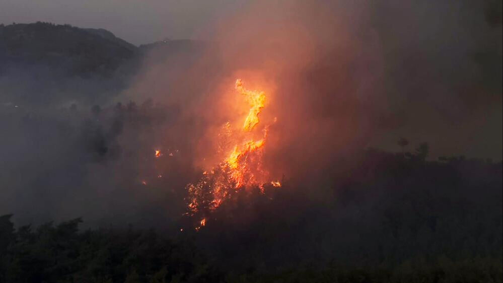 Muğla'nın Milas ilçesinde çıkan orman yangına gece görüşlü helikopter sevk edildi - 2. Resim