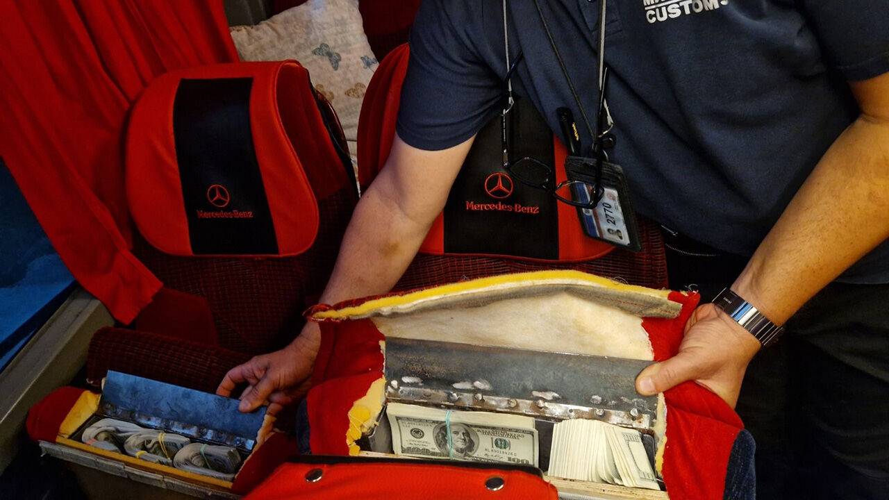 Sınırdan Türkiye'ye geçiş yapacaktı... Şüphe üzerine durdurulan otobüsten 939 bin dolar ele geçildi - 1. Resim