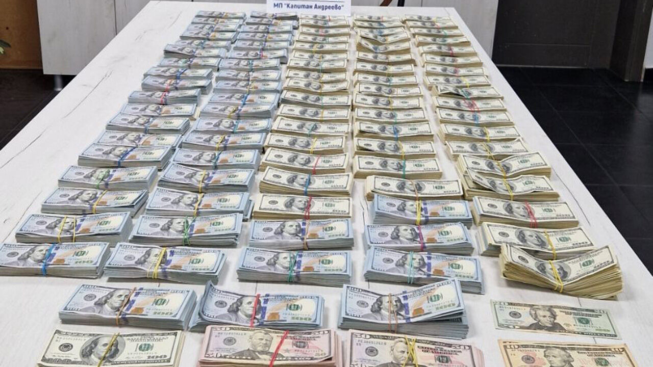 Sınırdan Türkiye'ye geçiş yapacaktı... Şüphe üzerine durdurulan otobüsten 939 bin dolar ele geçildi - 2. Resim