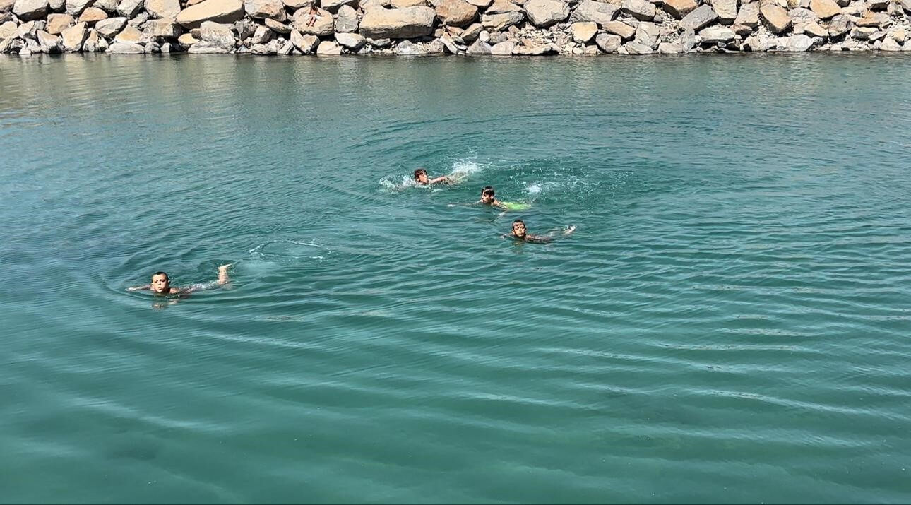 Suya giren çocukların saçları sarardı! Van Gölü'nün bu etkisini görenler şaşırıyor Suya giren çocukların saçları sarardı! Van Gölü'nün bu etkisini görenler şaşırıyor - 1. Resim