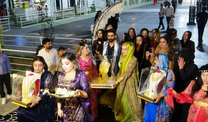 Yer: Van! Aşiret düğününde 3 kilo altın takılan gelin oynamakta zorlandı Yer: Van! Aşiret düğününde 3 kilo altın takılan gelin oynamakta zorlandı - 6. Resim