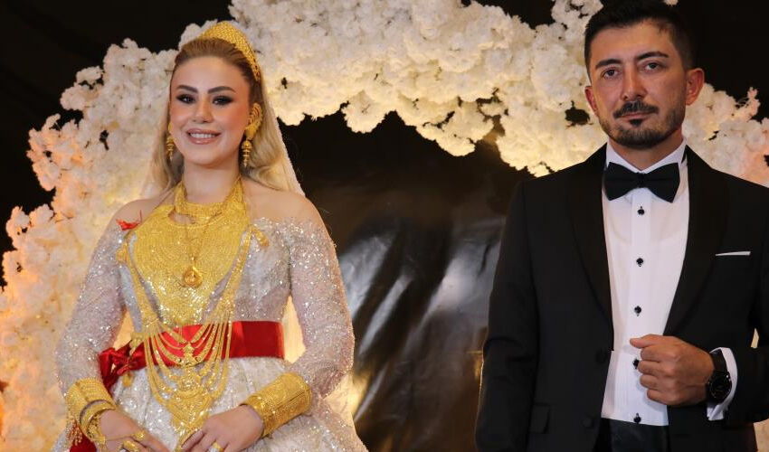 Yer: Van! Aşiret düğününde 3 kilo altın takılan gelin oynamakta zorlandı Yer: Van! Aşiret düğününde 3 kilo altın takılan gelin oynamakta zorlandı - 4. Resim