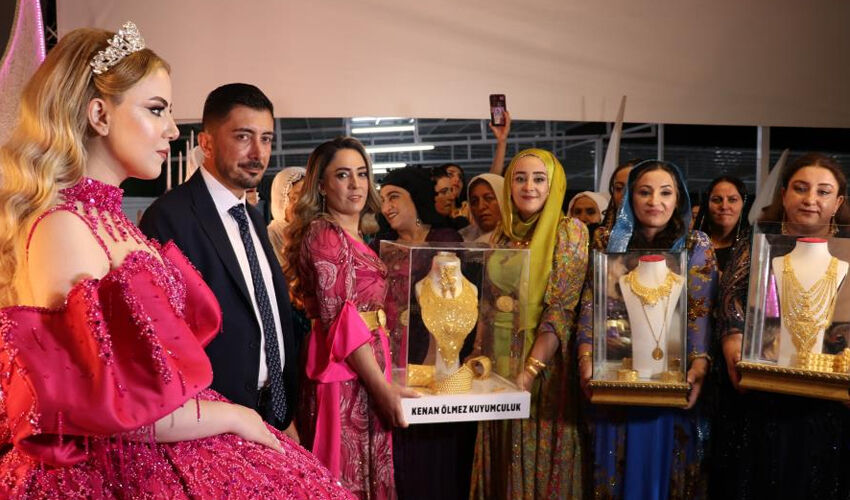 Yer: Van! Aşiret düğününde 3 kilo altın takılan gelin oynamakta zorlandı Yer: Van! Aşiret düğününde 3 kilo altın takılan gelin oynamakta zorlandı - 3. Resim