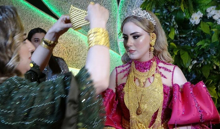 Yer: Van! Aşiret düğününde 3 kilo altın takılan gelin oynamakta zorlandı Yer: Van! Aşiret düğününde 3 kilo altın takılan gelin oynamakta zorlandı - 1. Resim