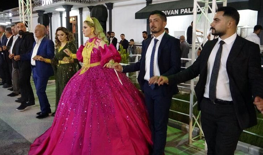 Yer: Van! Aşiret düğününde 3 kilo altın takılan gelin oynamakta zorlandı Yer: Van! Aşiret düğününde 3 kilo altın takılan gelin oynamakta zorlandı - 2. Resim