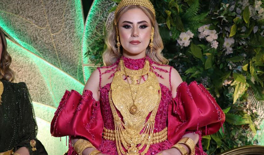 Yer: Van! Aşiret düğününde 3 kilo altın takılan gelin oynamakta zorlandı Yer: Van! Aşiret düğününde 3 kilo altın takılan gelin oynamakta zorlandı - 5. Resim