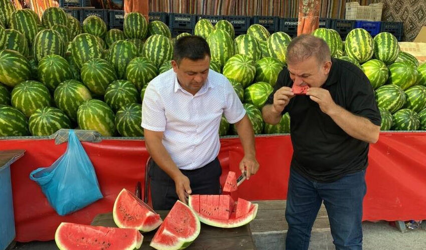17 ton karpuzu ücretsiz dağıttı, herkesin midesi bayram etti 17 ton karpuzu ücretsiz dağıttı, herkesin midesi bayram etti - 1. Resim