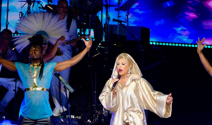 Ajda Pekkan'ın konserinde şaşırtan olay! Kardeşinin yaptığına çok sinirlendi Ajda Pekkan'ın konserinde şaşırtan olay! Kardeşinin yaptığına çok sinirlendi - 2. Resim