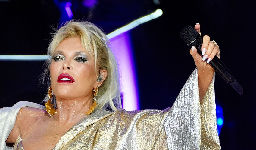 Ajda Pekkan'ın konserinde şaşırtan olay! Kardeşinin yaptığına çok sinirlendi Ajda Pekkan'ın konserinde şaşırtan olay! Kardeşinin yaptığına çok sinirlendi - 1. Resim