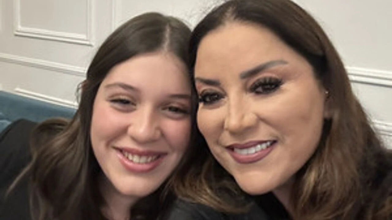 Aşkın Nur Yengi ile Haluk Bilginer'in kızı büyüdü! Son hali görenleri şaşırttı Aşkın Nur Yengi ile Haluk Bilginer'in kızı büyüdü! Son hali görenleri şaşırttı - 2. Resim