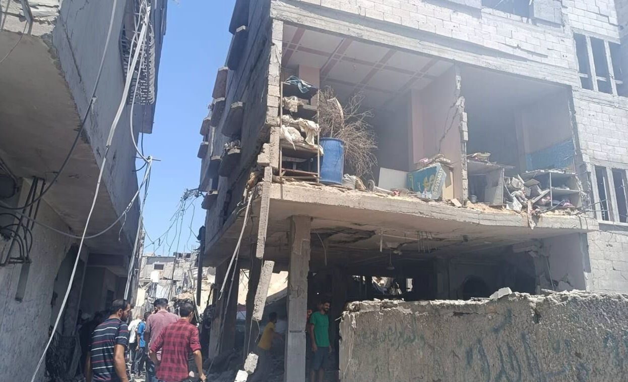 İsrail, Gazze'deki Bureij Kampı'nı vurdu: 27 ölü, çok sayıda yaralı var İsrail, Gazze'deki Bureij Kampı'nı vurdu: 27 ölü, çok sayıda yaralı var - 1. Resim