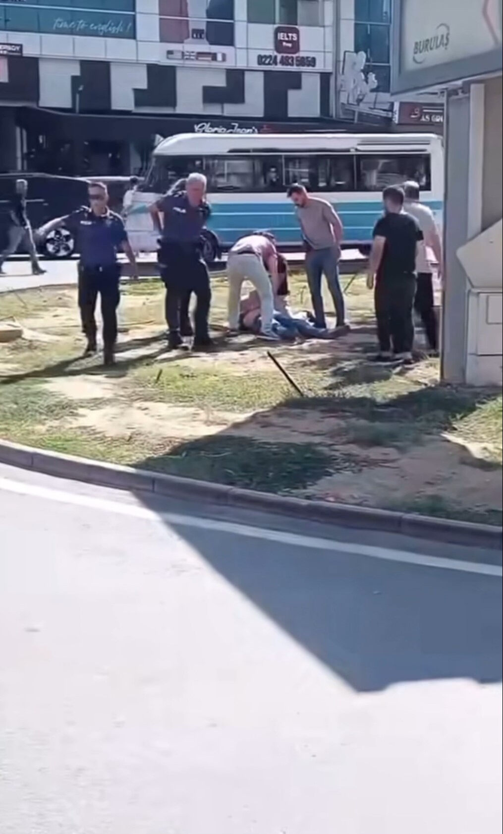 Olay yeri Bursa: Kız kardeşi için akrabasını sokak ortasında bıçakladı - 2. Resim