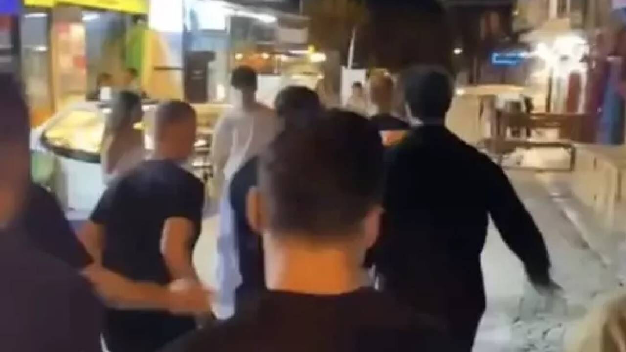 Özcan Deniz muhabirlerin sorularını duyunca korumalarıyla koşarak kaçtı! Görenler şoke oldu Özcan Deniz muhabirlerin sorularını duyunca korumalarıyla koşarak kaçtı! Görenler şoke oldu - 2. Resim