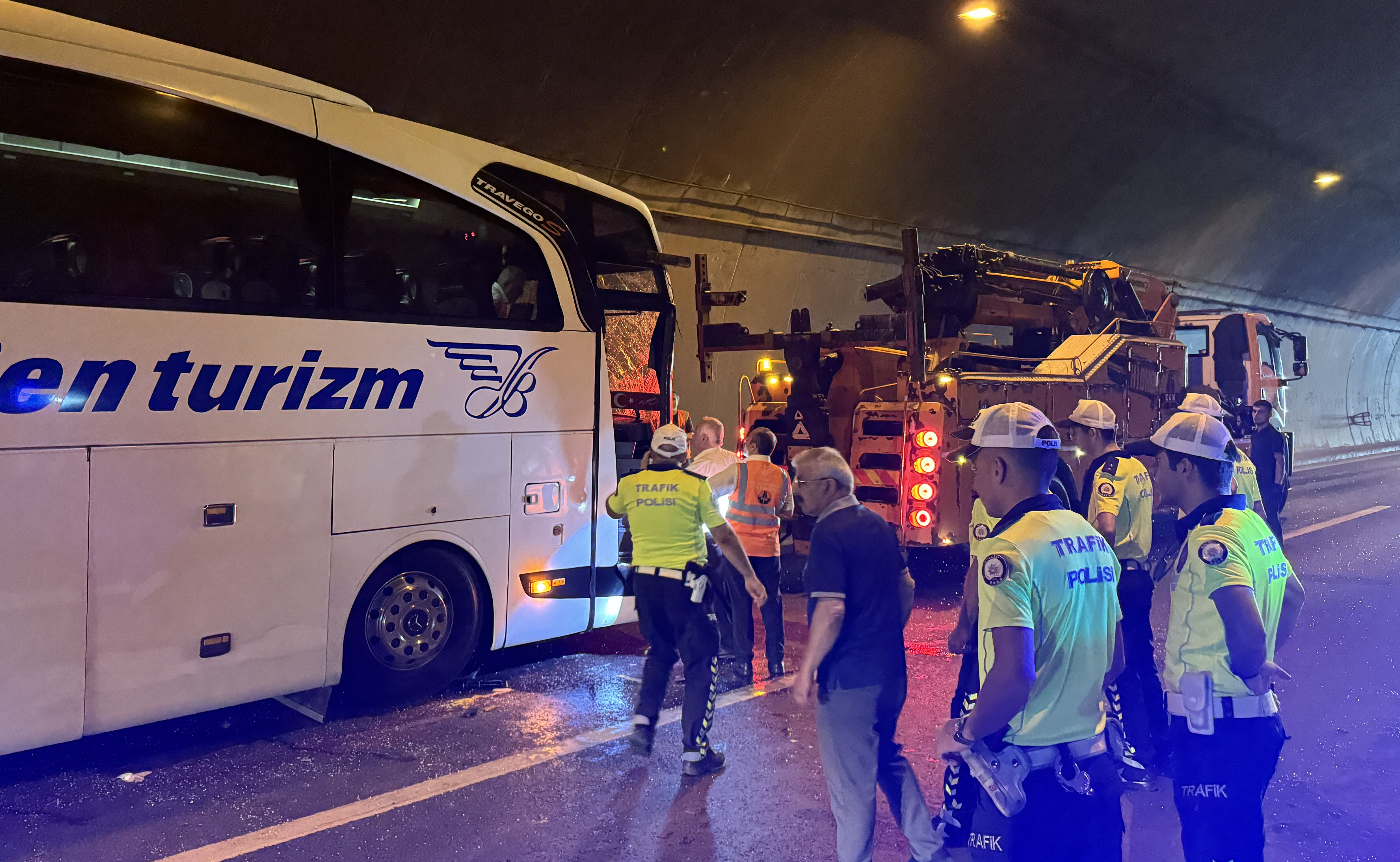 TEM Otoyolu'nda tır, otomobil ve 2 otobüs birbirine girdi: 15 yaralı TEM Otoyolu'nda tır, otomobil ve 2 otobüs birbirine girdi: 15 yaralı - 1. Resim