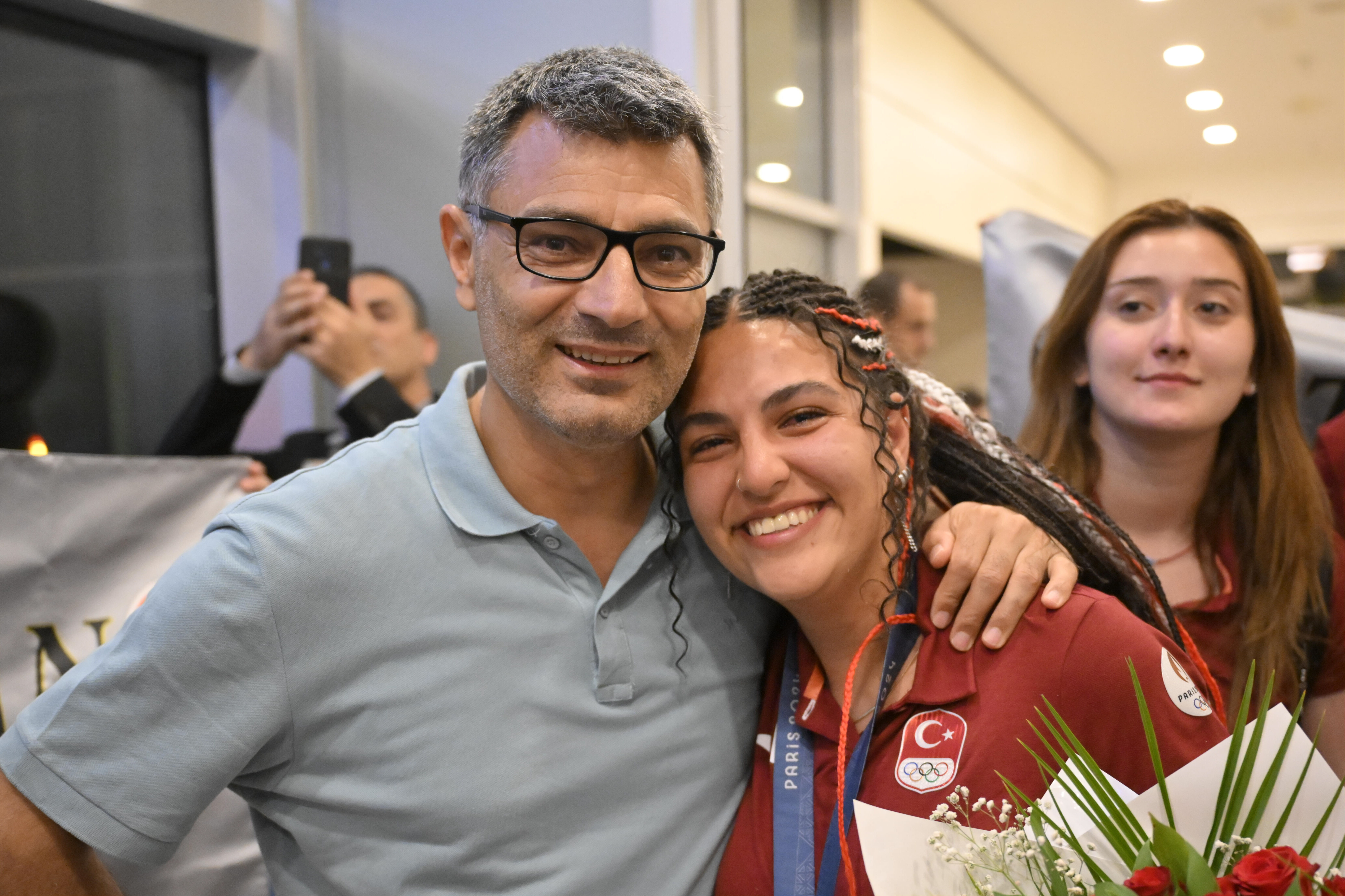 Yusuf Dikeç ile Şevval İlayda Tarhan, gümüş madalyanın perde arkasını anlattı! Dikkat çeken gözlük ve silah detayı Yusuf Dikeç ile Şevval İlayda Tarhan, gümüş madalyanın perde arkasını anlattı! Dikkat çeken gözlük ve silah detayı - 2. Resim