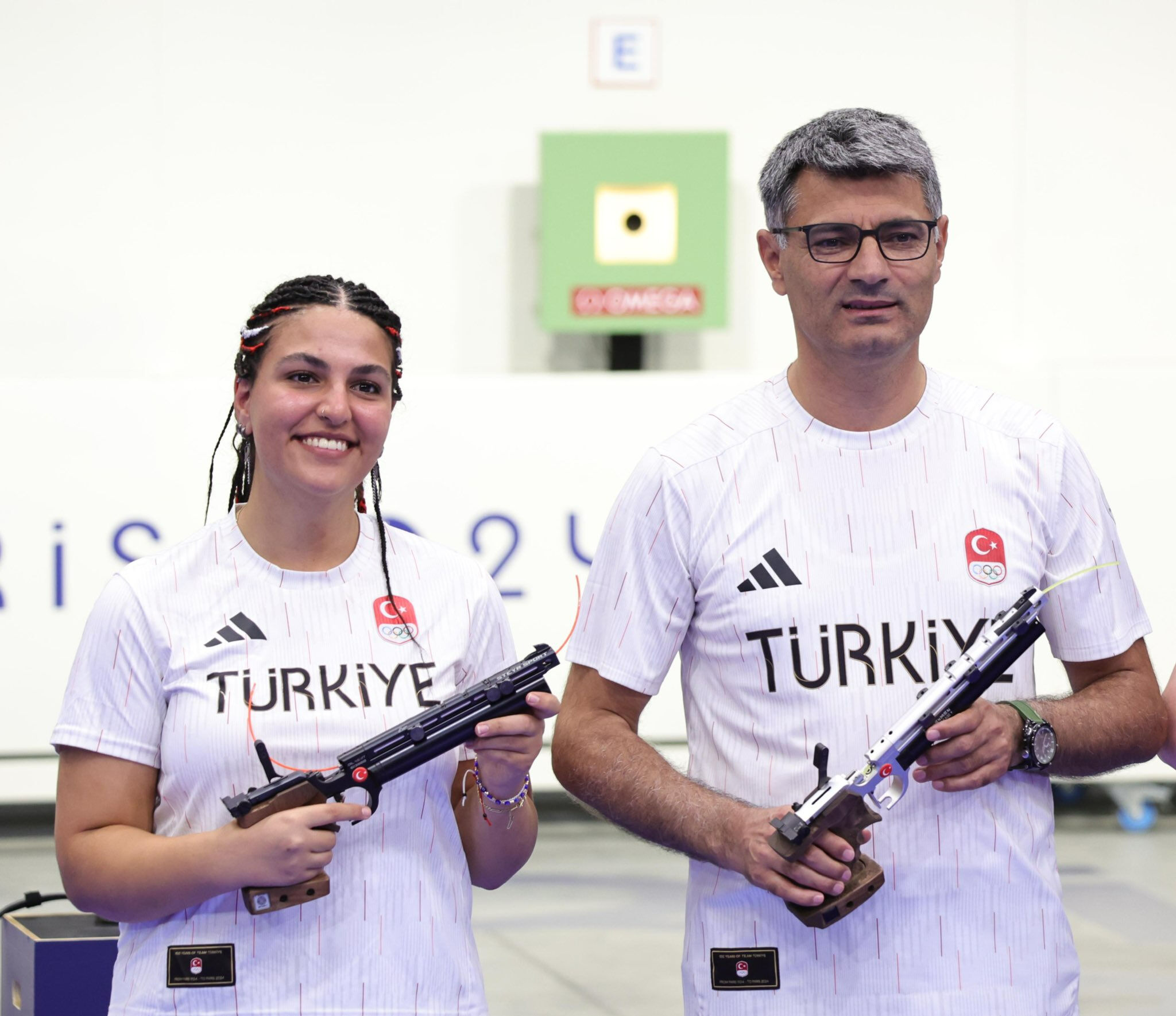 Yusuf Dikeç ile Şevval İlayda Tarhan, gümüş madalyanın perde arkasını anlattı! Dikkat çeken gözlük ve silah detayı Yusuf Dikeç ile Şevval İlayda Tarhan, gümüş madalyanın perde arkasını anlattı! Dikkat çeken gözlük ve silah detayı - 1. Resim