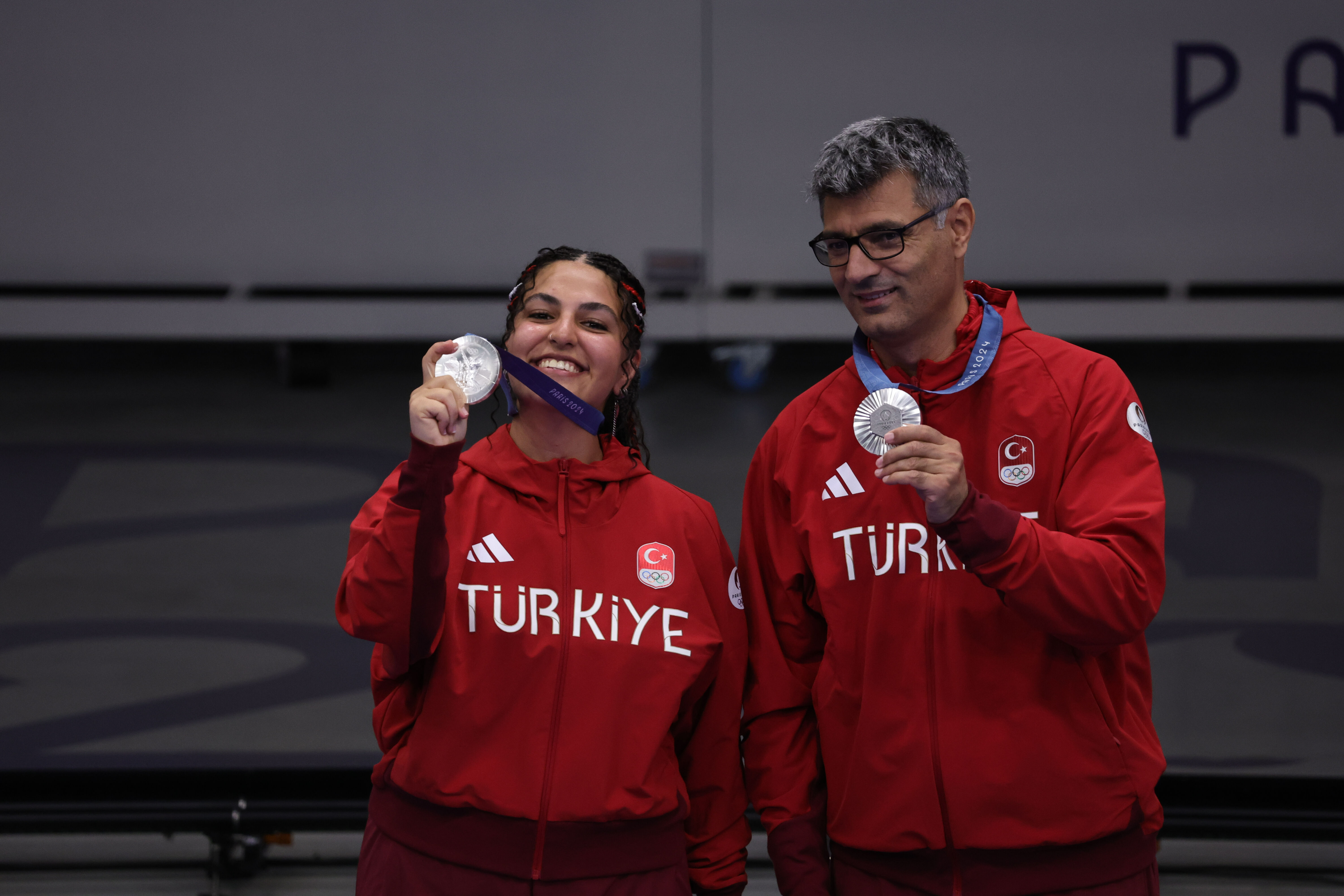 Yusuf Dikeç ile Şevval İlayda Tarhan, gümüş madalyanın perde arkasını anlattı! Dikkat çeken gözlük ve silah detayı Yusuf Dikeç ile Şevval İlayda Tarhan, gümüş madalyanın perde arkasını anlattı! Dikkat çeken gözlük ve silah detayı - 3. Resim